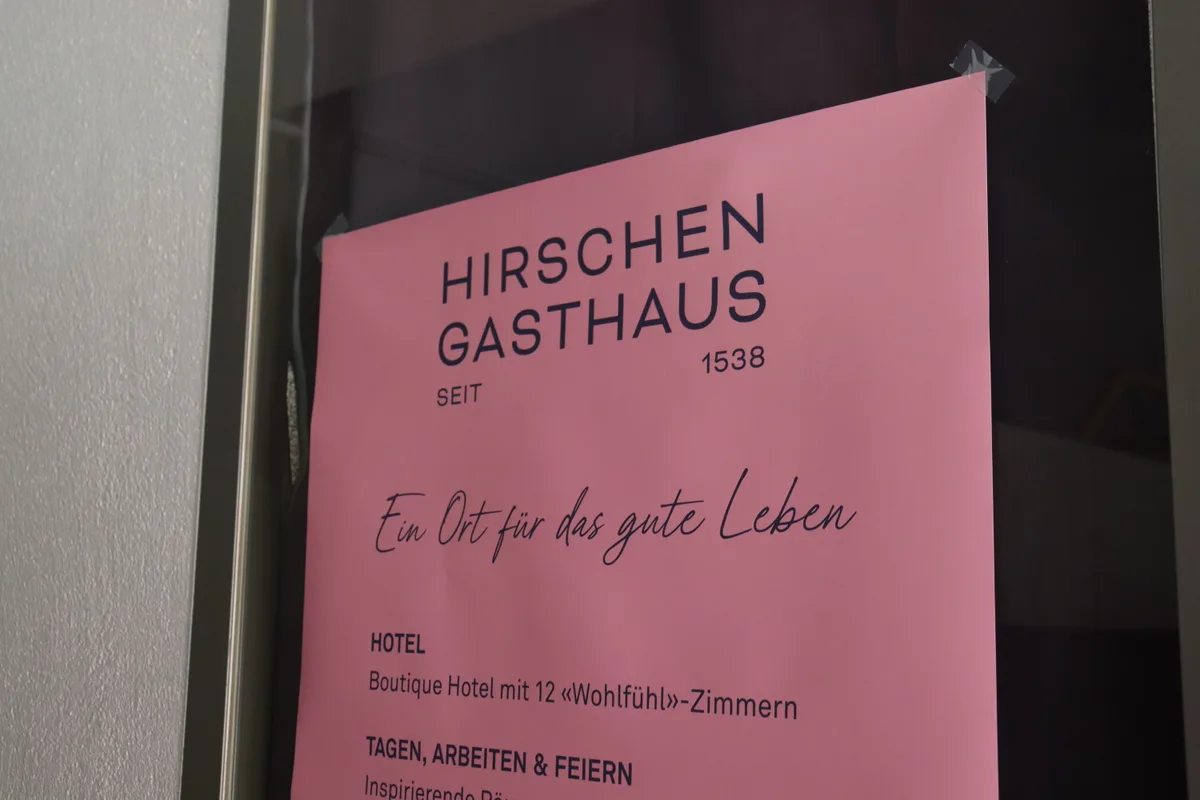 Ein pinkes Informationsplakat vom «Hirschen»